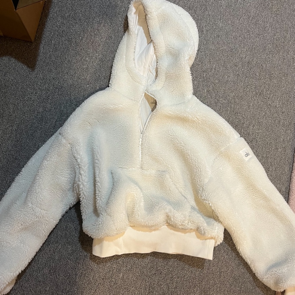 Alo yoga foxy sherpa jacket in ivory size small